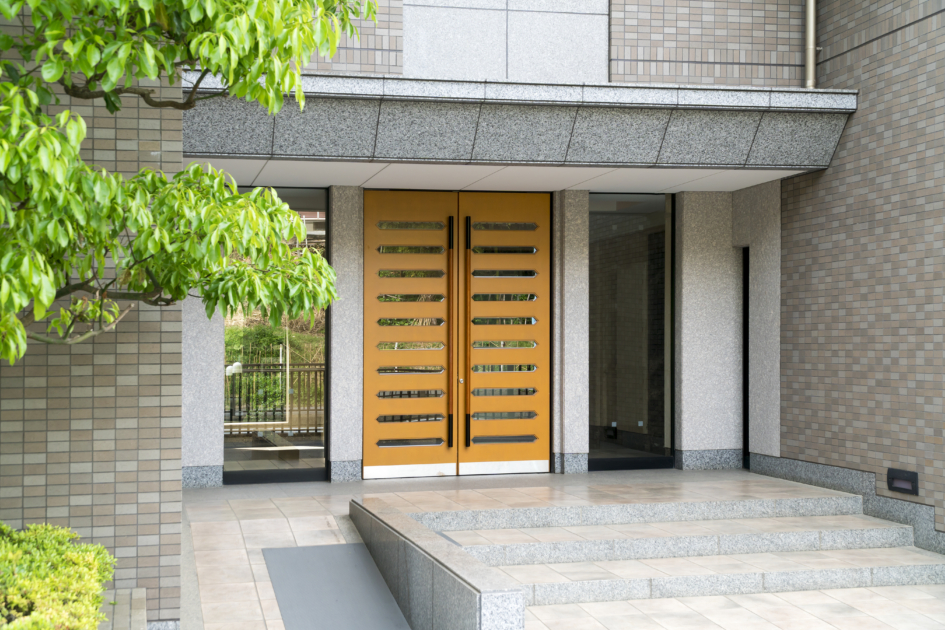 空室対策「エントランスリノベーション」解説。外壁塗装とあわせて実施、古臭さを払拭